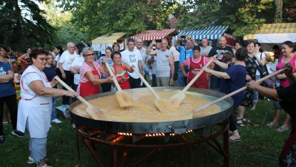 СПРЕМА СЕ БОГАТ САДРЖАЈ ЗА ПИЛЕ ФЕСТ: Кајгана са више од 1000 јаја и паприкаш са 555 крилаца СПРЕМА СЕ БОГАТ САДРЖАЈ ЗА ПИЛЕ ФЕСТ: Кајгана са више од 1000 јаја и паприкаш са 555 крилаца