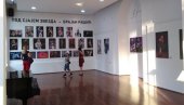 КУСТОСКА ВОЂЕЊА КРОЗ ИЗЛОЖБУ ПОД СЈАЈЕМ ЗВЕЗДА: Представљено више од сто фотографија музичких звезда