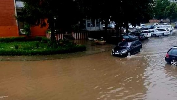 НЕВРЕМЕ У ПРИБОЈУ: Јака киша се сручила на град, центар под водом (ФОТО) НЕВРЕМЕ У ПРИБОЈУ: Јака киша се сручила на град, центар под водом (ФОТО)