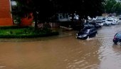 НЕВРЕМЕ У ПРИБОЈУ: Јака киша се сручила на град, центар под водом (ФОТО) НЕВРЕМЕ У ПРИБОЈУ: Јака киша се сручила на град, центар под водом (ФОТО)