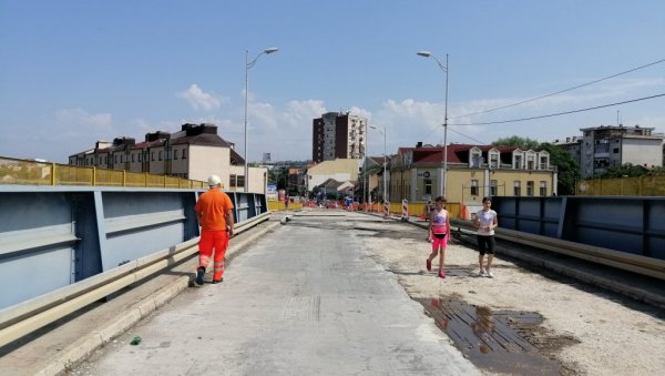 НА 50 МЕТАРА ГОДИНУ ДАНА! Крај радова на конструкцији преко пруге у Младеновцу орочен на 15. септембар НА 50 МЕТАРА ГОДИНУ ДАНА! Крај радова на конструкцији преко пруге у Младеновцу орочен на 15. септембар