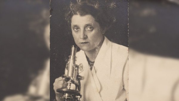 СРПКИЊА ОДЛИКОВАНА ЛЕГИЈОМ ЧАСТИ: Ко је Смиља Костић, докторка која је захваљујући БСЖ вакцини спасла децу болесну од туберкулозе СРПКИЊА ОДЛИКОВАНА ЛЕГИЈОМ ЧАСТИ: Ко је Смиља Костић, докторка која је захваљујући БСЖ вакцини спасла децу болесну од туберкулозе