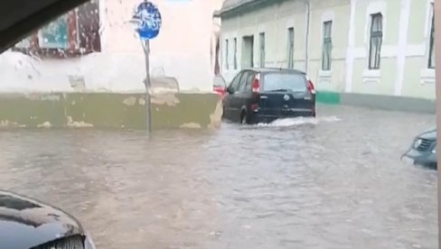 СНАЖНО НЕВРЕМЕ ПОГОДИЛО ВРШАЦ: Падала јака киша, река на улицама (ФОТО/ВИДЕО) СНАЖНО НЕВРЕМЕ ПОГОДИЛО ВРШАЦ: Падала јака киша, река на улицама (ФОТО/ВИДЕО)