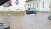 СНАЖНО НЕВРЕМЕ ПОГОДИЛО ВРШАЦ: Падала јака киша, река на улицама (ФОТО/ВИДЕО) СНАЖНО НЕВРЕМЕ ПОГОДИЛО ВРШАЦ: Падала јака киша, река на улицама (ФОТО/ВИДЕО)