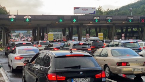 PRAZNIČNE GUŽVE NA GRANICAMA UVELIKO POČELE: Najgore će biti u danima koji nam tek dolaze PRAZNIČNE GUŽVE NA GRANICAMA UVELIKO POČELE: Najgore će biti u danima koji nam tek dolaze
