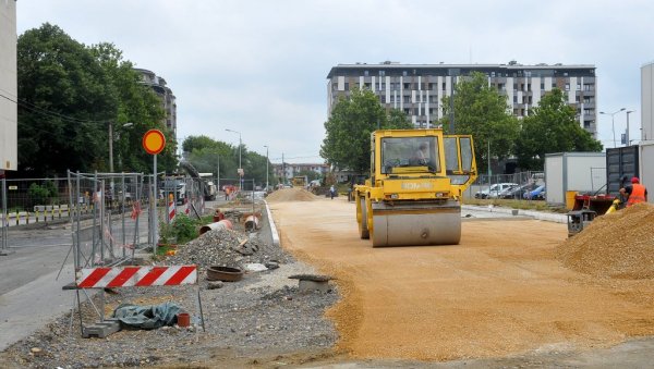 САОВРАЋАЈНЕ ГУЖВЕ ОКО ТРОШАРИНЕ: Улица Саве Машковића и раскрсница са Војводе Степе затворене, престонички возачи били збуњени САОВРАЋАЈНЕ ГУЖВЕ ОКО ТРОШАРИНЕ: Улица Саве Машковића и раскрсница са Војводе Степе затворене, престонички возачи били збуњени
