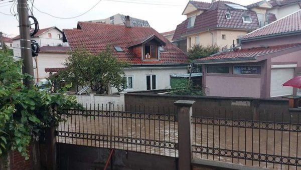 ВОДА ИЗ ВЛАХОВИЋА НЕМА ГДЕ ДА ОДЕ: Обилна киша која се сручила, највише мука донела становницима ободног вождовачког насеља ВОДА ИЗ ВЛАХОВИЋА НЕМА ГДЕ ДА ОДЕ: Обилна киша која се сручила, највише мука донела становницима ободног вождовачког насеља