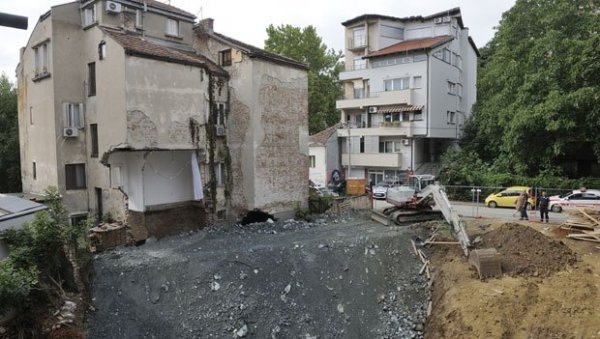 ЦЕНКАЛА СЕ ЗА СВОЈ ЋИЛИМ: Станари урушене зграде у Видовданској украдене породичне ствари нашли на Каленићу ЦЕНКАЛА СЕ ЗА СВОЈ ЋИЛИМ: Станари урушене зграде у Видовданској украдене породичне ствари нашли на Каленићу