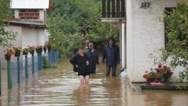 КИШНИ ТАЛАС ЗАХВАТИО И ХРВАТСКУ: Славонија се бори с поплавама КИШНИ ТАЛАС ЗАХВАТИО И ХРВАТСКУ: Славонија се бори с поплавама