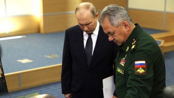 ПУТИН МАРШАЛИМА И АДМИРАЛИМА ПРОДУЖАВА РАДНИ ВЕК: Руски председник предложио нацрт новог закона, на дужности и после 70 година ПУТИН МАРШАЛИМА И АДМИРАЛИМА ПРОДУЖАВА РАДНИ ВЕК: Руски председник предложио нацрт новог закона, на дужности и после 70 година