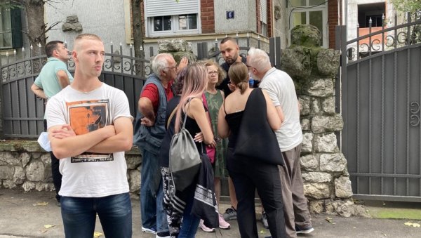 ГЛЕДАМ САДА СТАН КАКО МИ ВИСИ У ВАЗДУХУ: Потресне сцене испред урушене зграде, намештај виси из проваљених зидова (ФОТО/ВИДЕО) ГЛЕДАМ САДА СТАН КАКО МИ ВИСИ У ВАЗДУХУ: Потресне сцене испред урушене зграде, намештај виси из проваљених зидова (ФОТО/ВИДЕО)