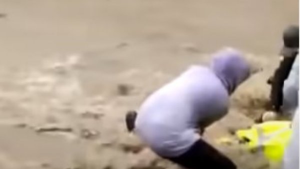 ХЕРОЈСКИ ЧИН ЗА ХЕРОЈА: Дечак извукао ватрогасца из воде (ВИДЕО) ХЕРОЈСКИ ЧИН ЗА ХЕРОЈА: Дечак извукао ватрогасца из воде (ВИДЕО)