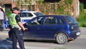 IZBEGNUTA TRAGEDIJA: Na BMW-u pukla guma, odbijao se o bandere u Leskovcu, leteo 20m IZBEGNUTA TRAGEDIJA: Na BMW-u pukla guma, odbijao se o bandere u Leskovcu, leteo 20m