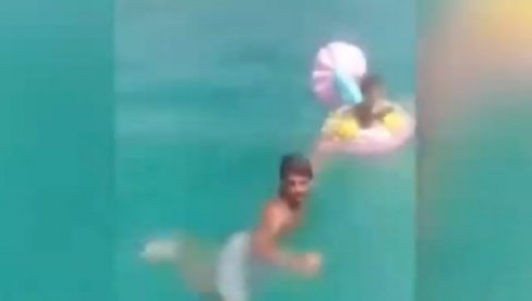 SNAŽAN VETAR ODNEO BEBU NA PUČINU: Drama na plaži u Tunisu (VIDEO) SNAŽAN VETAR ODNEO BEBU NA PUČINU: Drama na plaži u Tunisu (VIDEO)