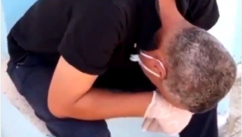 ПОТРЕСАН СНИМАК ИЗ ТУНИСА: Директор болнице плакао када је схватио да нема више кисеоника за оболеле од короне (ВИДЕО) ПОТРЕСАН СНИМАК ИЗ ТУНИСА: Директор болнице плакао када је схватио да нема више кисеоника за оболеле од короне (ВИДЕО)