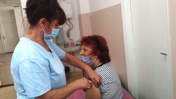 РАСТЕ ИНТЕРЕСОВАЊЕ ЗА ВАКЦИНАЦИЈУ: У Параћину по прву дозу почеле да долазе и млађе особе РАСТЕ ИНТЕРЕСОВАЊЕ ЗА ВАКЦИНАЦИЈУ: У Параћину по прву дозу почеле да долазе и млађе особе