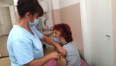 РАСТЕ ИНТЕРЕСОВАЊЕ ЗА ВАКЦИНАЦИЈУ: У Параћину по прву дозу почеле да долазе и млађе особе РАСТЕ ИНТЕРЕСОВАЊЕ ЗА ВАКЦИНАЦИЈУ: У Параћину по прву дозу почеле да долазе и млађе особе