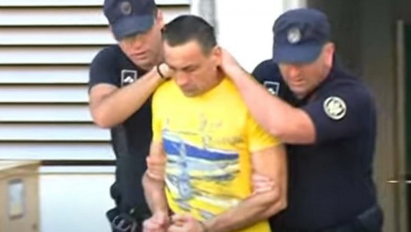 ОТАЦ И СИН СЕ БРАНЕ ЋУТАЊЕМ: Притвор Игору и Владимиру Божовићу после изручења из Португалије ОТАЦ И СИН СЕ БРАНЕ ЋУТАЊЕМ: Притвор Игору и Владимиру Божовићу после изручења из Португалије