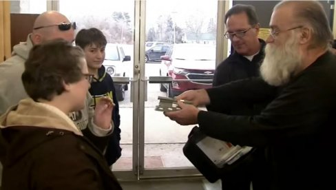LEŽAO JE NA NOVCU - BUKVALNO: Kupio polovan kauč, a onda je usledilo šokantno otkriće (VIDEO) LEŽAO JE NA NOVCU - BUKVALNO: Kupio polovan kauč, a onda je usledilo šokantno otkriće (VIDEO)
