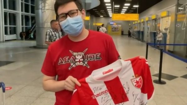 ЗВЕЗДА СЈАЈНО ДОЧЕКАНА У АЛМАТИЈУ: Чак и Казахстанци навијају за српског шампиона (ВИДЕО) ЗВЕЗДА СЈАЈНО ДОЧЕКАНА У АЛМАТИЈУ: Чак и Казахстанци навијају за српског шампиона (ВИДЕО)