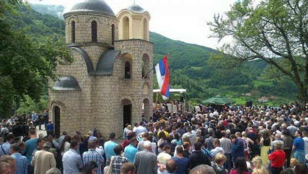 ЗАРАТИЛИ И ОКО СТРАДАЊА СРБА: Предлог резолуције о геноциду у Пиви и Велици изазвао нови потрес на политичкој сцени Црне Горе ЗАРАТИЛИ И ОКО СТРАДАЊА СРБА: Предлог резолуције о геноциду у Пиви и Велици изазвао нови потрес на политичкој сцени Црне Горе