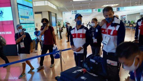 NOVAK STIGAO U TOKIO: Dva sata torture na aerodromu a sada - medalja i zlatni slem! (VIDEO/FOTO) NOVAK STIGAO U TOKIO: Dva sata torture na aerodromu a sada - medalja i zlatni slem! (VIDEO/FOTO)