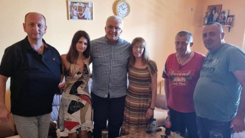 ПЛАТИЋЕ КАУЦИЈУ РИСТУ ЈОВАНОВИЋУ: Осудили га Албанци на Косову, стиже помоћ од Демократског фронта ПЛАТИЋЕ КАУЦИЈУ РИСТУ ЈОВАНОВИЋУ: Осудили га Албанци на Косову, стиже помоћ од Демократског фронта