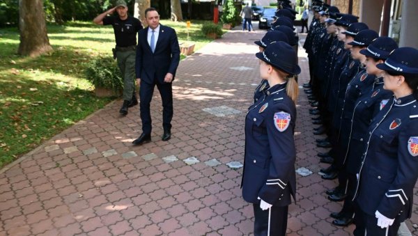 СВАКО УЛАГАЊЕ У ОБРАЗОВАЊЕ ЈЕ УЛАГАЊЕ У БУДУЋНОСТ - Вулин: Криминалистичко-полицијски универзитет је бескрајно важан за нас (ФОТО) СВАКО УЛАГАЊЕ У ОБРАЗОВАЊЕ ЈЕ УЛАГАЊЕ У БУДУЋНОСТ - Вулин: Криминалистичко-полицијски универзитет је бескрајно важан за нас (ФОТО)