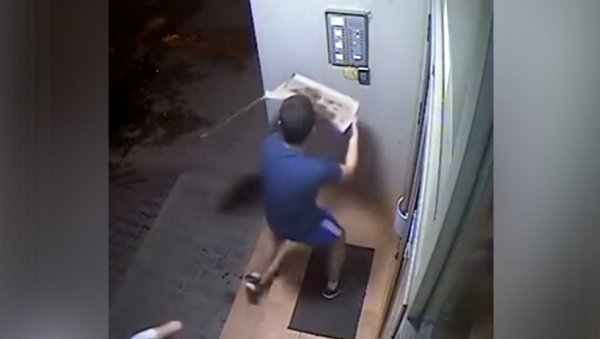 ОДВРАТАН СНИМАК СЕ ШИРИ СРБИЈОМ: Сцена из Новог Сада разбеснела јавност - ово је за сваку осуду! (ВИДЕО) ОДВРАТАН СНИМАК СЕ ШИРИ СРБИЈОМ: Сцена из Новог Сада разбеснела јавност - ово је за сваку осуду! (ВИДЕО)