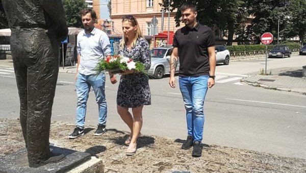 СЕЋАЊЕ НА ЗОРАНА РАДМИЛОВИЋА: Колеге и родни град 36 година негују успомену на глумачког бардa СЕЋАЊЕ НА ЗОРАНА РАДМИЛОВИЋА: Колеге и родни град 36 година негују успомену на глумачког бардa