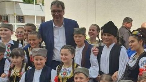 НАША ДИВНА ДЕЦА, СВЕ РАДИМО ЗБОГ ЊИХ: Вучић објавио сјајну фотографију из Рековца (ФОТО) НАША ДИВНА ДЕЦА, СВЕ РАДИМО ЗБОГ ЊИХ: Вучић објавио сјајну фотографију из Рековца (ФОТО)
