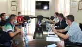 НАКУПЦИ „КОЛО ВОДЕ“: Семберски воћари се пожалили градоначелнику НАКУПЦИ „КОЛО ВОДЕ“: Семберски воћари се пожалили градоначелнику