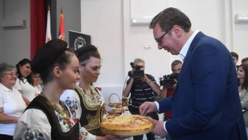 ВУЧИЋ ОТКРИО ШТА МУ ЈЕ РЕКАО ВЛАДИКА ЈОВАН: Председник посетио Дом културе у Рековцу, погледајте како су га дочекали малишани (ФОТО) ВУЧИЋ ОТКРИО ШТА МУ ЈЕ РЕКАО ВЛАДИКА ЈОВАН: Председник посетио Дом културе у Рековцу, погледајте како су га дочекали малишани (ФОТО)