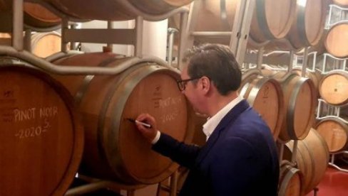 ВУЧИЋ У СЕКУРИЧУ: Председник обишао винарију Ластар ВУЧИЋ У СЕКУРИЧУ: Председник обишао винарију Ластар