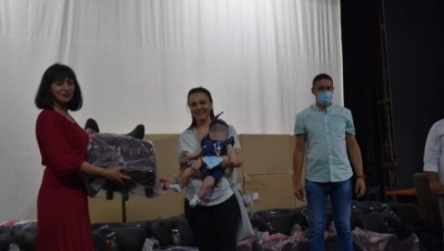 ПОДРШКА ДЕЦИ И РОДИТЕЉИМА: Новорођене бебе у Лесковцу добиле ауто-седишта ПОДРШКА ДЕЦИ И РОДИТЕЉИМА: Новорођене бебе у Лесковцу добиле ауто-седишта