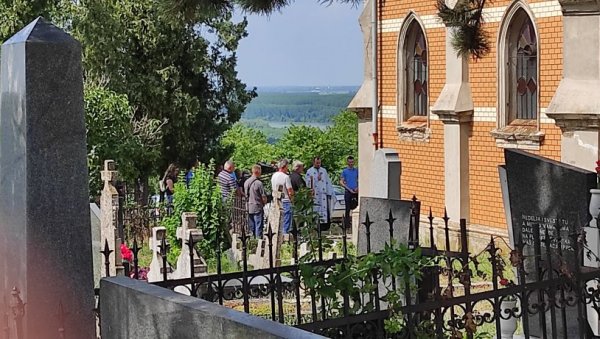 САХРАНИЛИ СВОГ САШУ: У Сремским Карловцима данас сахрањен мештанин, недавно покопан под туђим презименом САХРАНИЛИ СВОГ САШУ: У Сремским Карловцима данас сахрањен мештанин, недавно покопан под туђим презименом