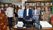 KNJIGE I PAKETI ZA NEGOTINCE: Dar biblioteci i Domu “Stanko Paunović” (FOTO) KNJIGE I PAKETI ZA NEGOTINCE: Dar biblioteci i Domu “Stanko Paunović” (FOTO)