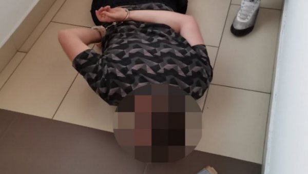 У СТАНУ ПРОНАЂЕНЕ ХАЛУЦИНОГЕНЕ ПЕЧУРКЕ: Ухапшен мушкарац у Београду - Заплењени дрога и новац (ФОТО) У СТАНУ ПРОНАЂЕНЕ ХАЛУЦИНОГЕНЕ ПЕЧУРКЕ: Ухапшен мушкарац у Београду - Заплењени дрога и новац (ФОТО)