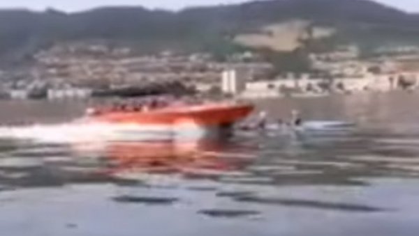 УЗНЕМИРУЈУЋ ВИДЕО СА ДУНАВА: Глисером прешао преко кајакашке екипе, веслаче једва извадили из реке (ВИДЕО) УЗНЕМИРУЈУЋ ВИДЕО СА ДУНАВА: Глисером прешао преко кајакашке екипе, веслаче једва извадили из реке (ВИДЕО)