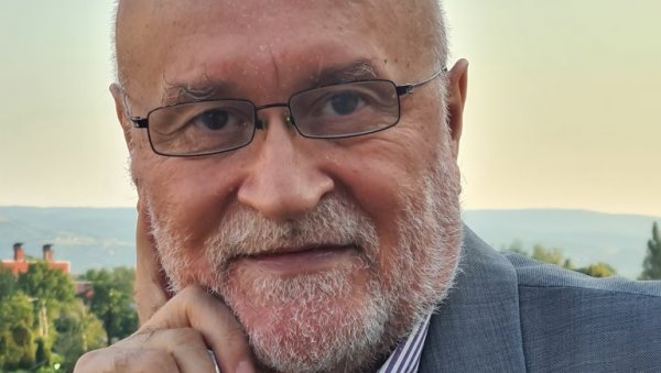 КЊИЖЕВНО ВЕЧЕ НЕНАДА ГРУЈИЧИЋА НА ТРГУ ОД ЋИРИЛИЦЕ: Новосадски песник одушевио публику у Херцег Новом КЊИЖЕВНО ВЕЧЕ НЕНАДА ГРУЈИЧИЋА НА ТРГУ ОД ЋИРИЛИЦЕ: Новосадски песник одушевио публику у Херцег Новом