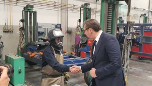 ПОНОСАН САМ НА НАШЕ ЉУДЕ: Председник током обиласка Сименса разговарао са вредним радницима (ФОТО) ПОНОСАН САМ НА НАШЕ ЉУДЕ: Председник током обиласка Сименса разговарао са вредним радницима (ФОТО)