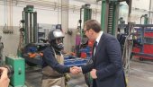 ПОНОСАН САМ НА НАШЕ ЉУДЕ: Председник током обиласка Сименса разговарао са вредним радницима (ФОТО)