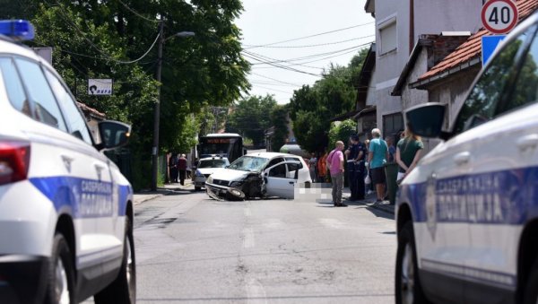 СЛИКЕ И СНИМАК СА МЕСТА САОБРАЋАЈНЕ НЕСРЕЋЕ НА ДУШАНОВЦУ: Човек доживео мождани удар за воланом - Ауто покосио жену на улици (ФОТО/ВИДЕО) СЛИКЕ И СНИМАК СА МЕСТА САОБРАЋАЈНЕ НЕСРЕЋЕ НА ДУШАНОВЦУ: Човек доживео мождани удар за воланом - Ауто покосио жену на улици (ФОТО/ВИДЕО)