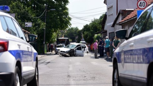 СЛИКЕ И СНИМАК СА МЕСТА САОБРАЋАЈНЕ НЕСРЕЋЕ НА ДУШАНОВЦУ: Човек доживео мождани удар за воланом - Ауто покосио жену на улици (ФОТО/ВИДЕО) СЛИКЕ И СНИМАК СА МЕСТА САОБРАЋАЈНЕ НЕСРЕЋЕ НА ДУШАНОВЦУ: Човек доживео мождани удар за воланом - Ауто покосио жену на улици (ФОТО/ВИДЕО)