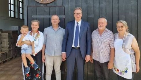 PREDSEDNIK SE ZAHVALIO NA GOSTOPRIMSTVU: Ne znam ništa o rakiji, ali znam da pravite najbolju! (FOTO) PREDSEDNIK SE ZAHVALIO NA GOSTOPRIMSTVU: Ne znam ništa o rakiji, ali znam da pravite najbolju! (FOTO)