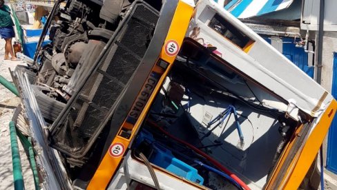 AUTOBUS SLETEO NA PLAŽU U ITALIJI: Vozač poginuo na licu mesta - među povređenim putnicima i dete (FOTO/VIDEO) AUTOBUS SLETEO NA PLAŽU U ITALIJI: Vozač poginuo na licu mesta - među povređenim putnicima i dete (FOTO/VIDEO)