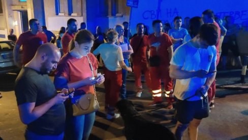 PROTESTI NA KARABURMI I DALJE TRAJU: Građani celu noć bili na ulici - Traže da se vozač koji je pokosio dečake uhapsi PROTESTI NA KARABURMI I DALJE TRAJU: Građani celu noć bili na ulici - Traže da se vozač koji je pokosio dečake uhapsi