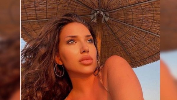 ПРЕЛЕПА ЋЕРКА ЖЕЉКА ЈОКСИМОВИЋА УСЛИКАНА НА ПЛАЖИ: Мина ужива, а њен изглед сви коментаришу (ФОТО) ПРЕЛЕПА ЋЕРКА ЖЕЉКА ЈОКСИМОВИЋА УСЛИКАНА НА ПЛАЖИ: Мина ужива, а њен изглед сви коментаришу (ФОТО)
