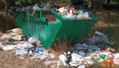 ДИВЉА ДЕПОНИЈА ПОРЕД ГРОБЉА: Неодговорно коришћење контејнера у селу Јаша Томић ДИВЉА ДЕПОНИЈА ПОРЕД ГРОБЉА: Неодговорно коришћење контејнера у селу Јаша Томић