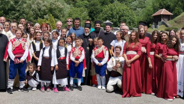ОТВОРЕНА “МОБА” НА СОКО ГРАДУ: Традиција повезује младе из земље и расејања (ФОТО) ОТВОРЕНА “МОБА” НА СОКО ГРАДУ: Традиција повезује младе из земље и расејања (ФОТО)